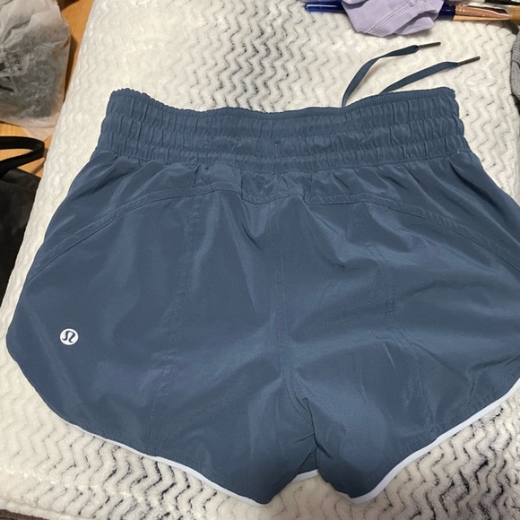 Lululemon Choose a Side, reversible shorts in size 2. Ink blue/daydream. - Picture 5 of 8